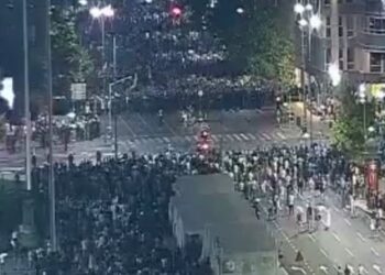 “Luftë” në rrugët e Serbisë. Mbështetësit e pushtetit sulmojnë protestuesit, Vuçiç zbret në shesh