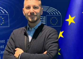 Dy herë i detyruar të emigrojë/ Historia e 33-vjeçarit shqiptar, nga punonjës treni në Itali te puna në Parlamentin Europian