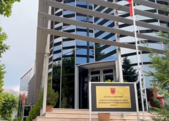 Vrasja e 14-vjeçarit në Maliq, gjykata jep masat e sigurisë për 8 të akuzuarit