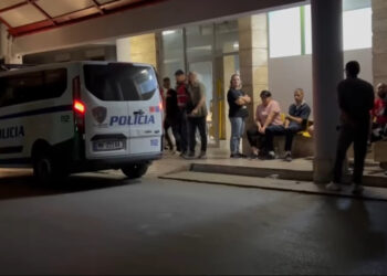 Kush është autori i vrasjes së 14-vjeçarit në Maliq? Pamjet kur shoqërohet nga spitali në komisariat