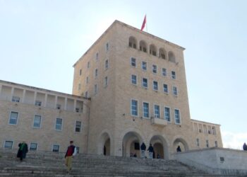 Nis faza e dytë e regjistrimeve në Universitetin e Tiranës, zgjat vetëm 48 orë