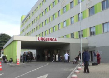 Tentoi vetëvrasjen duke pirë dozë të lartë medikamentesh, përfundon në spital 16-vjeçarja