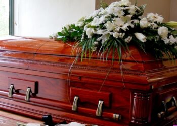 Qytetarët e Tiranës shpëtojnë nga ‘biznesi i vdekjes’ në lagje, vendosen rregulla të forta për shtëpitë funerale