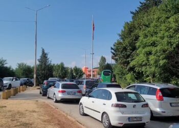 Pushuesit “dynden” drejt bregdetit shqiptar, radhë të gjata në Qafë-Thanë