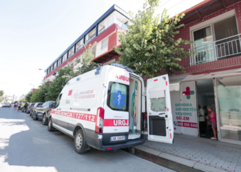 Koçiu në Golem: Në 36 qendrat verore, shërbim shëndetësor falas për pushuesit vendas e të huaj