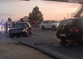 Tjetër aksident në autostradën Lushnje-Fier! Makina i pret rrugën ‘Benz-it’, dy të plagosur