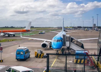 Tjetër incident në një aeroport në Angli, mbyllet pista pasi një avioni iu bllokua helika