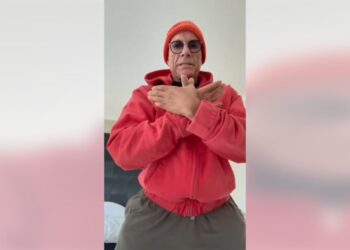 Video/ Miku i tij shqiptar u qëllua për vdekje në Belgjikë, aktori i famshëm hollivudian bën simbolin e shqiponjës në shenjë nderi për të