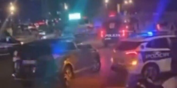 Provokuan me banderolat “Kosova është Serbi” dhe përdhosën bustin e Skënderbeut, autobusi i tifozëve polakë sulmohet rrugës për Rinas, nisin hetimet