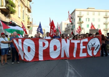 Mijëra protestues kundër planit për ndërtimin e urës më të gjatë në botë!