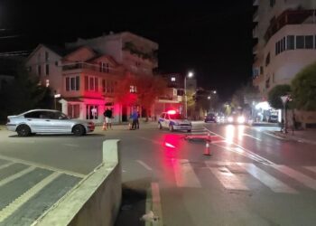 Aksident në Pogradec, i riu me monopatinë përplaset me BMW-në