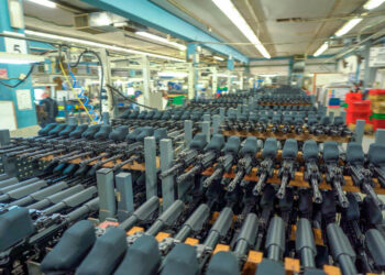 Trefishohen fabrikat e armëve, Europa armatoset deri në ‘dhëmbë’