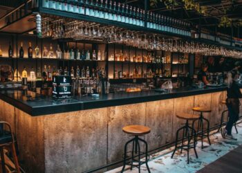 Shqiptarët dhe turistët shpenzuan 800 milionë euro në bare dhe restorante në një vit