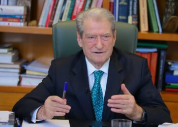 Rama dekoroi heronjtë e luftës ndaj zjarreve/ Berisha: Tallje, zjarfikësit s’kanë nevojë për medalje, por për kushte më të mira pune