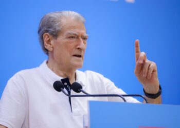 Dy letrat e kompanisë lobuese drejtuar DASH për t’i fshirë ‘non gratën’, pse u korrigjua shkresa? Ja si përgjigjet Sali Berisha