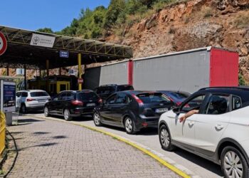 Fluks emigrantësh në Kapshticë dhe Qafë-Thanë, mbi 11 mijë në hyrje dhe rreth 9 mijë në dalje vetëm dje