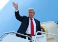 Foto-lajm! Trump hipën në Air Force One, përshëndet me dorë por nuk flet para mediave