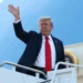 Foto-lajm! Trump hipën në Air Force One, përshëndet me dorë por nuk flet para mediave