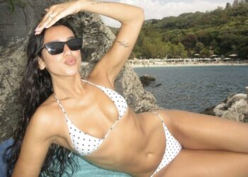 Me pushime në jug të Shqipërisë, Dua Lipa publikon foto të reja nga bregdeti