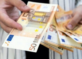 Euro shënon rënien rekord: Këmbehet shumë pranë 97 lekëve
