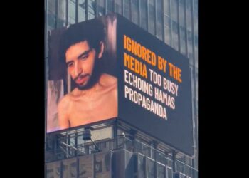 Videoja e pengut të Hamasit shfaqet në Times Square, i vëllai flet para OKB