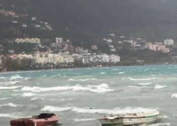 Afrohet stuhia, ndalohet dalja në det e anijeve të peshkimit në Vlorë
