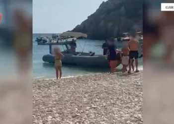 I mituri hidhet nga shkëmbi dhe dëmtohet në kokë! Policia i vjen në ndihmë në Gjirin e Gramës