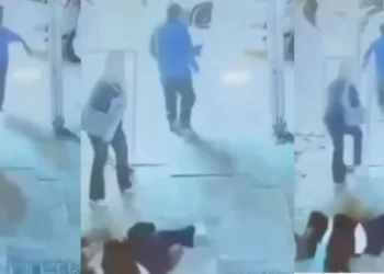 VIDEO / Dhunohet një grua në mes të rrugës, pamjet shkaktojnë zemërim në rrjet