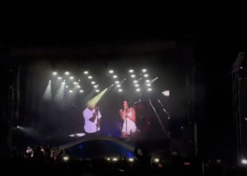 Dua Lipa dhe Dukagjin Lipa rrëqethin Prishtinën/ Babë e bijë performojnë në skenë këngën ikonike, “Era”