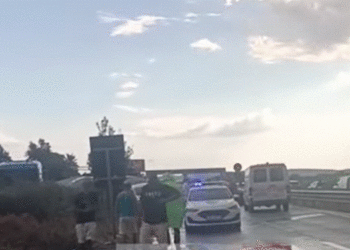 Aksident masiv në autostradën Fier-Lushnjë, mjete të rrokullisura jashtë rrugës, autoboti i kthyer përmbys! Raportohet për të lënduar