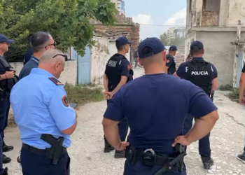VIDEO / Tension në lagjen “1 Maji” në Vlorë, banorët kundërshtojnë shembjen e banesave