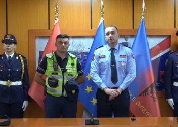 Nxori nga automjeti të aksidentuarit, Proda i dorëzon policit hero Certifikatën për Shërbime të Dalluara