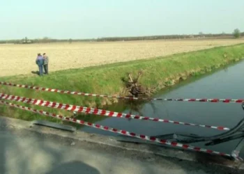 Makina përplaset me skuterin, tre të vdekur! Çifti me motor mbytet në kanalin pranë rrugës