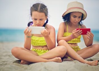 Pushimet dyfishuan kohën e qëndrimit mbi telefona, mjekët: Shëndeti i syve të fëmijëve, në përkeqësim