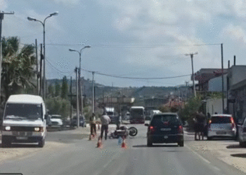 I veshur me rroba të errëta, me kaskë dhe doreza/ Kamerat e sigurisë zbardhin detaje nga ekzekutimi i shqiptarit në Athinë
