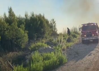 Zjarri përfshin zonën e Krastës në Krujë, rrezikohet depoja e dinamitit pranë guroreve