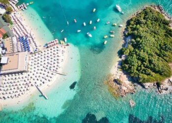 “The Sun” i rekomandon turistëve bregdetin shqiptar: Plazhe me rërë të bardhë dhe ujë të kristaltë