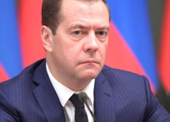 Medvedev: ‘Euro idiotët’ po përpiqen të pengojnë SHBA-në për t’i dhënë fund luftës në Ukrainë