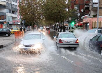 Vendi u godit për disa orë nga stuhia, zbulohet bilanci i dëmeve: Anulime fluturimesh, makina e shtylla të dëmtuara…