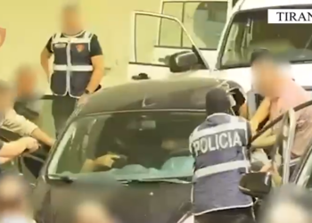 VIDEO/ Operacion si në filma në tunelin e Murrizit, kapet ‘tregtari’ i kallashnikovëve