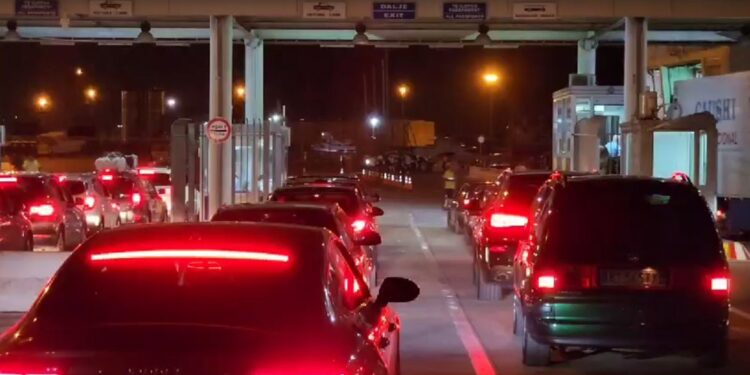 Fluks pasagjerësh në Port, 1449 pasagjerë dhe 317 mjete zbritën sot nga dy tragetet e linjës Brindisi-Vlorë