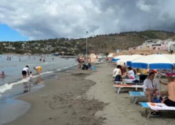 Fluks në bregdetin e Durrësit dhe Shëngjinit/ Pushuesit kthehen në plazh pas stuhisë