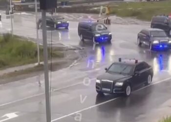 Putin me eskortë të blinduar drejt Alaskës, bën një ndalesë para se të hyjë në Amerikë