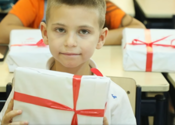 VIDEO / Librat falas, Rama ndan emocionet e familjeve në prag të vitit të ri shkollor