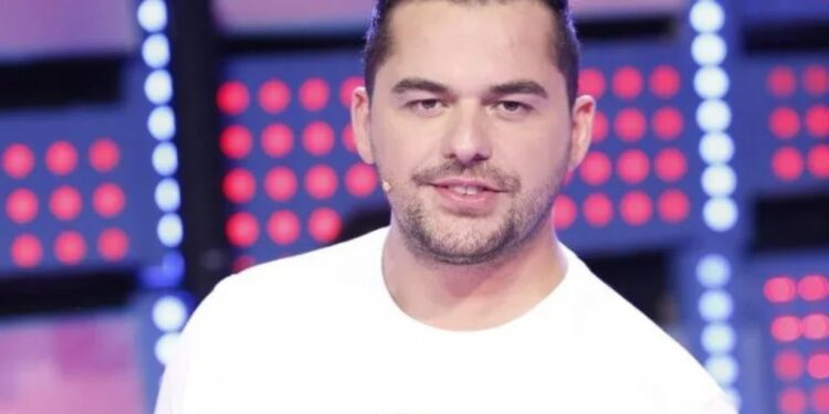 E kishin thirrur për të kënduar në dasmë, dhëndri dhe dasmorët rrahin Shpat Kasapin