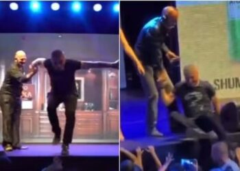 VIDEO/ Aktorit të humorit i ndodh e papritura, bie nga skena gjatë spektaklit