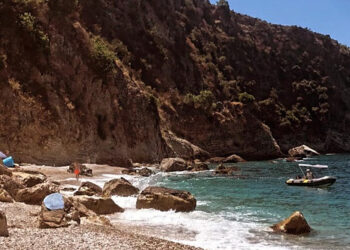Mbeti e bllokuar në ‘Gjirin e Filikurit’, policia shpëton turisten çeke