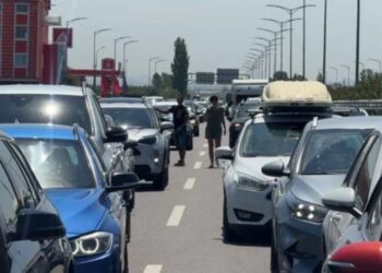 Kulmi i sezonit! Bllokohet aksi kombëtar Laç-Lezhë, radhë kilometrike automjetesh