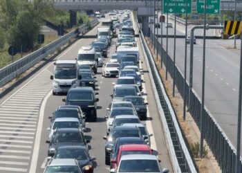 Vapa “përvëluese” nxit pushuesit të dynden drejt bregdetit, radhë kilometrike automjetesh në aksin rrugor Laç–Lezhë
