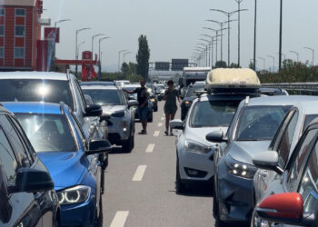 Trafik i rënduar në aksin Laç-Lezhë, fluksi i mjeteve dhe bllokimi i urës së Milotit vështirësojnë qarkullimin